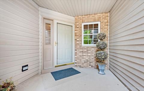 1305 Dancing Bear Ln, Elgin, IL 60120 photo 2