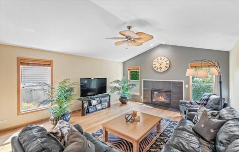 1305 Dancing Bear Ln, Elgin, IL 60120 photo 13