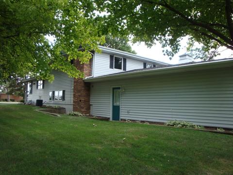1126 E 4th St, Belvidere, IL 61008 photo 2
