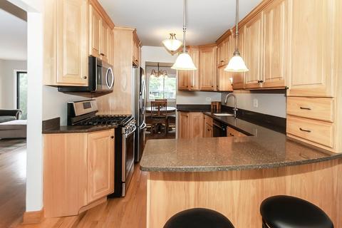 1029 Briarcliffe Blvd, Wheaton, IL 60189 photo 3