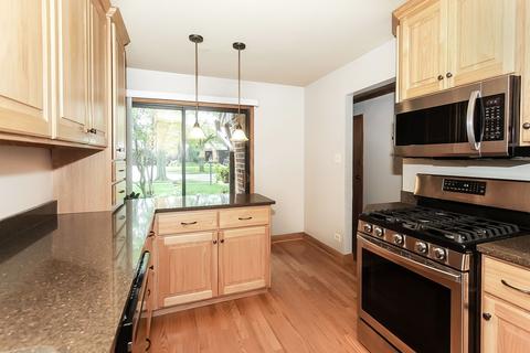1029 Briarcliffe Blvd, Wheaton, IL 60189 photo 4