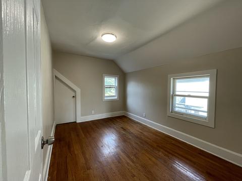 476 Saint Charles St, Elgin, IL 60120 photo 4
