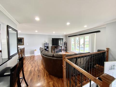 1100 Valley Stream Dr, Wheeling, IL 60090 photo 2