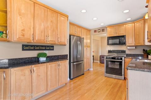 304 Oakbrook Ct, Bartlett, IL 60103 photo 4