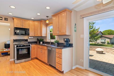 304 Oakbrook Ct, Bartlett, IL 60103 photo 5