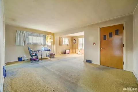 595 Binder St, Aurora, IL 60505 photo 2