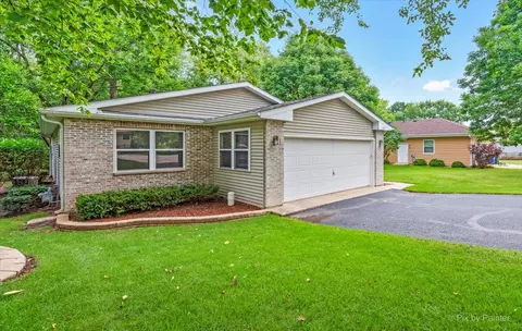 320 Beach Dr, Algonquin, IL 60102 photo 1