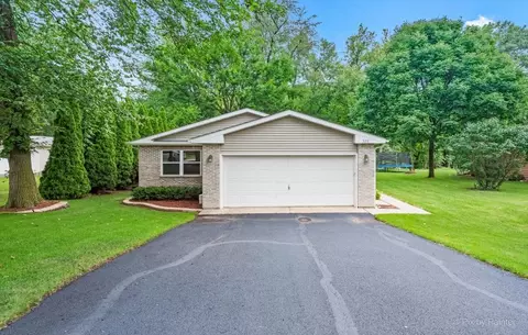 320 Beach Dr, Algonquin, IL 60102 photo 2