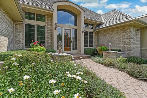 8253 Greystone Ct, Burr Ridge, IL 60527 photo 5