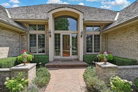 8253 Greystone Ct, Burr Ridge, IL 60527 photo 4