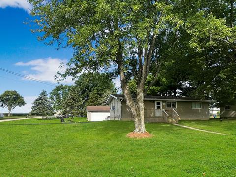 1348 Robert Dr, Freeport, IL 61032 photo 2