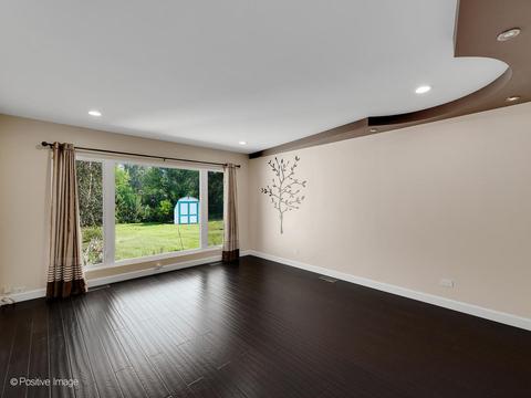650 Audubon St, Hoffman Estates, IL 60169 photo 4