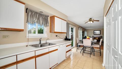 1023 Longford Rd, Bartlett, IL 60103 photo 6