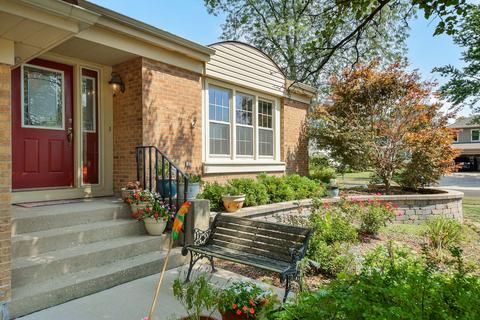 2319 Appleby Dr, Wheaton, IL 60189 photo 2