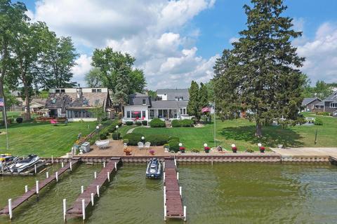 2012 Orchard Beach Rd, Mchenry, IL 60050 photo 2