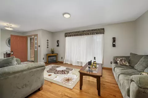 703 Buffalo Dr, Minooka, IL 60447 photo 4