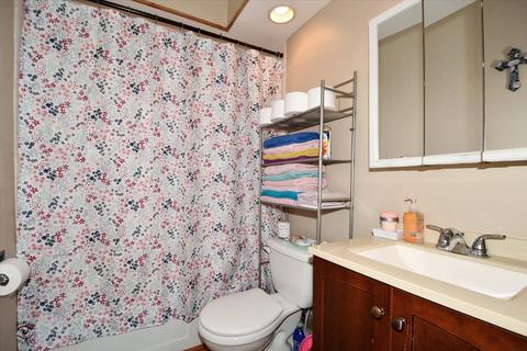 853 Bishop Ave, Aurora, IL 60506 photo 10