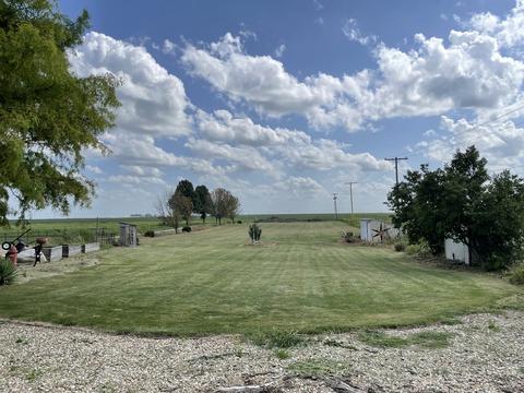 19 Westwood St, Weldon, IL 61882 photo 2