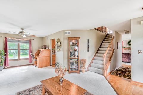 592 Covered Bridge Dr, Elgin, IL 60124 photo 5
