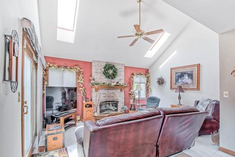 592 Covered Bridge Dr, Elgin, IL 60124 photo 10