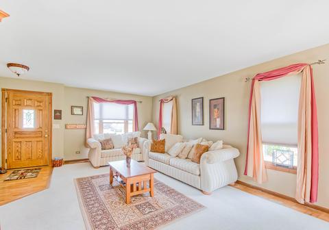 592 Covered Bridge Dr, Elgin, IL 60124 photo 4