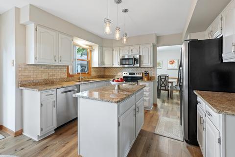 755 Cheyenne Ct, Elgin, IL 60123 photo 9