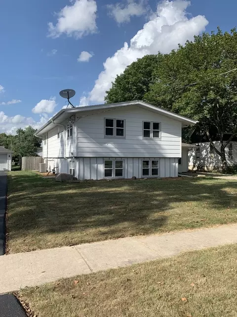 169 E Union St, Seneca, IL 61360 photo 2