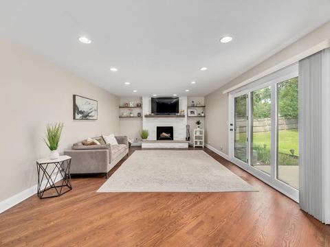 737 Spring St, Roselle, IL 60172 photo 4