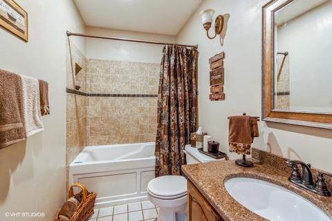 279 Pickett Ct, Bartlett, IL 60103 photo 11