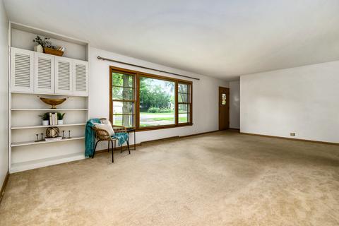 110 S Gables Blvd, Wheaton, IL 60187 photo 3
