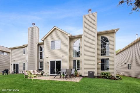 93 Townsend Cir, Naperville, IL 60565 photo 2