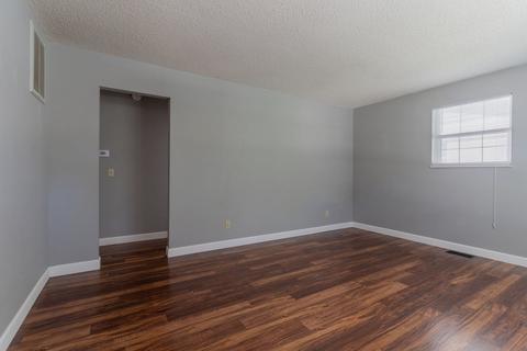 609 Castleton Dr, Champaign, IL 61821 photo 4