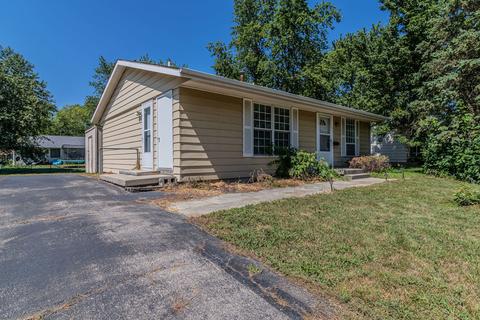 609 Castleton Dr, Champaign, IL 61821 photo 2