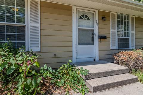 609 Castleton Dr, Champaign, IL 61821 photo 3
