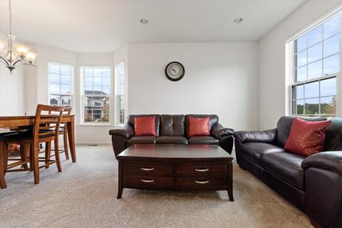 5781 Chatham Dr, Hoffman Estates, IL 60192 photo 3
