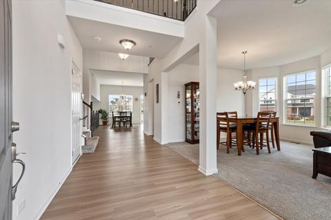 5781 Chatham Dr, Hoffman Estates, IL 60192 photo 2