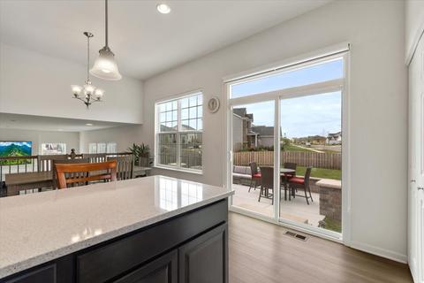 5781 Chatham Dr, Hoffman Estates, IL 60192 photo 9