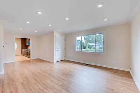 205 Albert Ter, Wheeling, IL 60090 photo 4