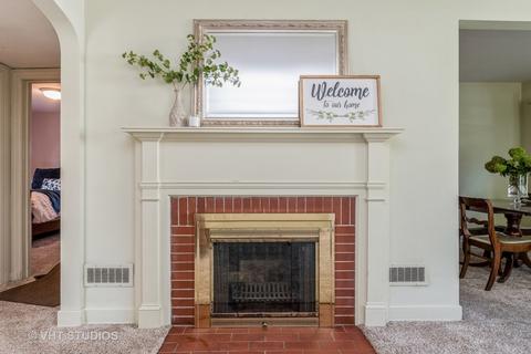612 S Gables Blvd, Wheaton, IL 60187 photo 2
