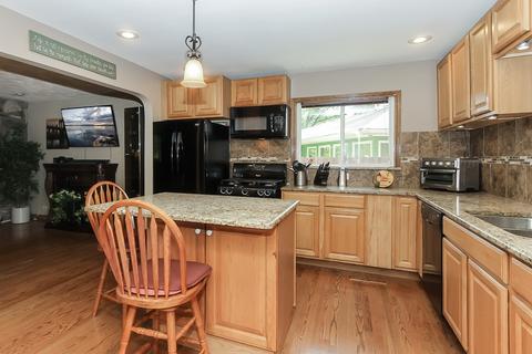 705 Carol Ave, Elgin, IL 60123 photo 9