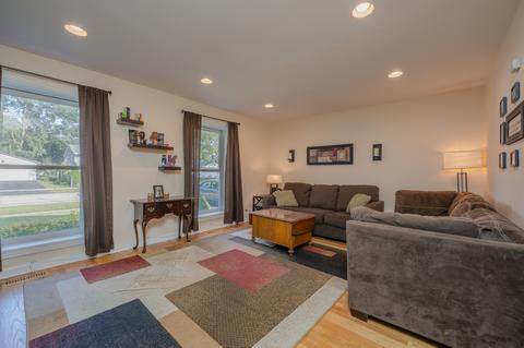 156 W Norman Ln, Wheeling, IL 60090 photo 4