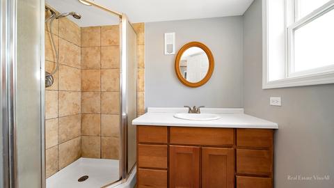 1069 Seymour Ave, Des Plaines, IL 60016 photo 16