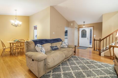 299 E Country Dr, Bartlett, IL 60103 photo 4