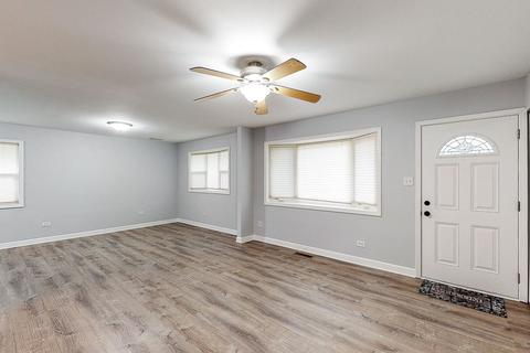 75 Washington Blvd, Hoffman Estates, IL 60169 photo 2