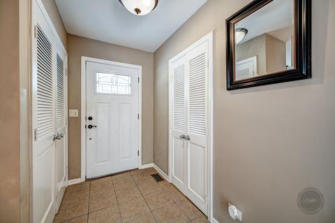 6 Papago Ct, Naperville, IL 60563 photo 2