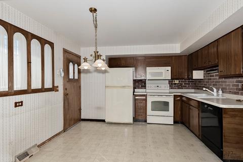 9353 Maple Ln, Des Plaines, IL 60016 photo 12