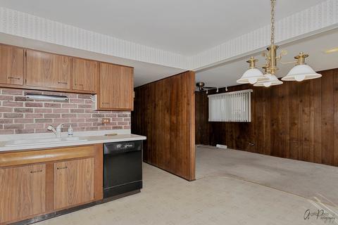 9353 Maple Ln, Des Plaines, IL 60016 photo 11