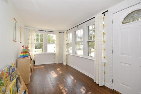 311 E 3rd St, Elmhurst, IL 60126 photo 4