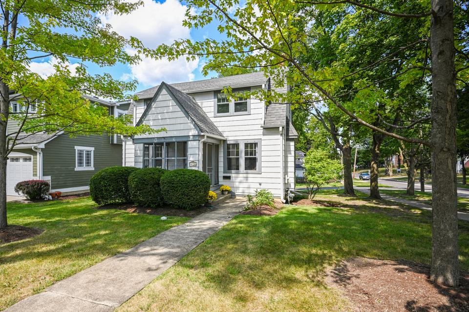  623 E Willow Ave, Wheaton, IL 60187 photo 2