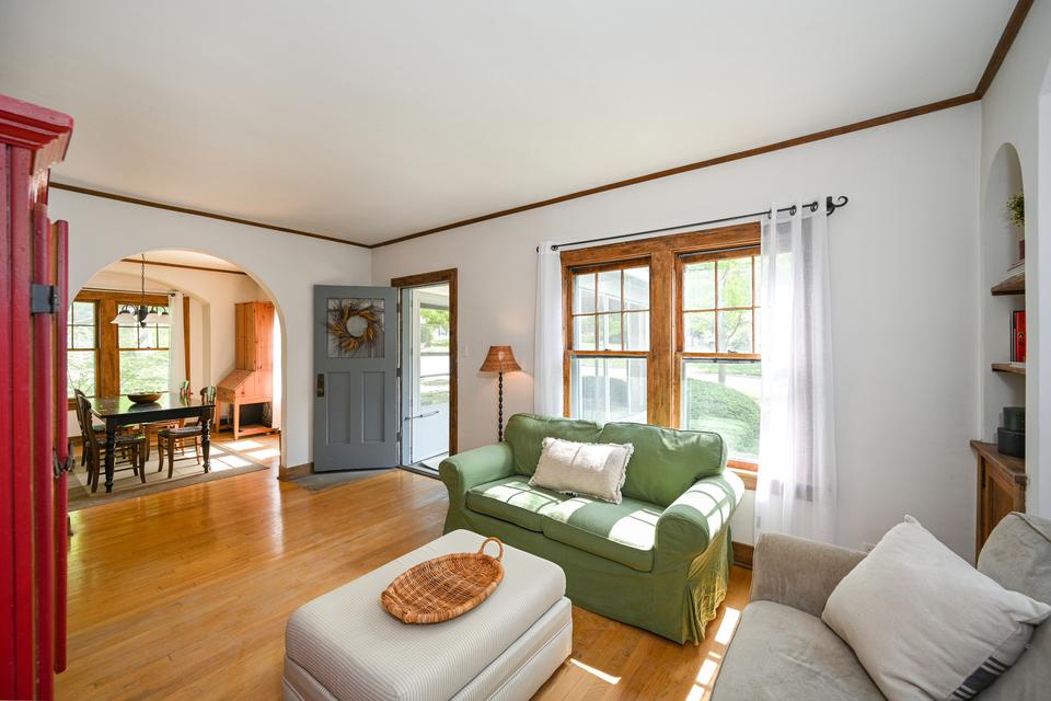  623 E Willow Ave, Wheaton, IL 60187 photo 9